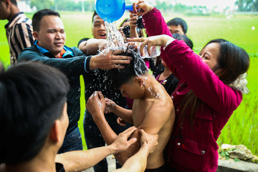Sau khi làm lễ tại đền Mẫu, những thanh niên đóng vai Bụt sẽ được đưa ra tắm tại giếng cổ của làng...