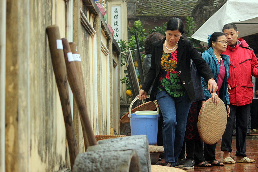 Theo các cụ cao niên trong làng, lễ hội thổi cơm thi bắt nguồn từ việc tưởng nhớ công ơn của tướng quân Phan Tây Nhạc. Tương truyền, ông là tướng quân của Vua Hùng thứ 18, từng đóng quân ở làng Thị Cấm và thường tổ chức cho quân lính thi thổi cơm.