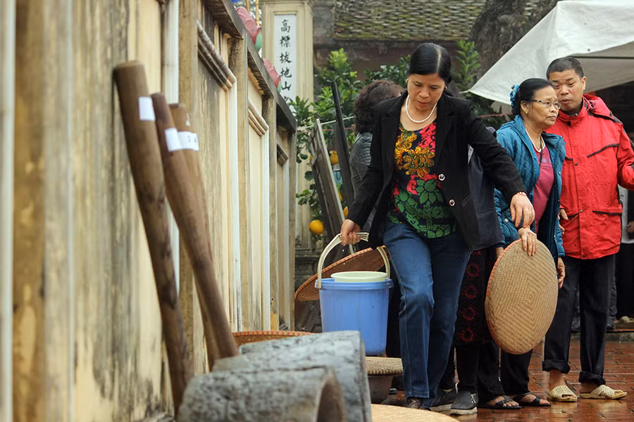 Theo các cụ cao niên trong làng, lễ hội thổi cơm thi bắt nguồn từ việc tưởng nhớ công ơn của tướng quân Phan Tây Nhạc. Tương truyền, ông là tướng quân của Vua Hùng thứ 18, từng đóng quân ở làng Thị Cấm và thường tổ chức cho quân lính thi thổi cơm.