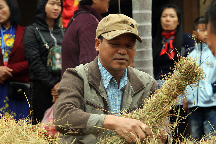 Tất cả 4 đội tham gia thi sẽ cử ra một nam tham gia kéo lửa.