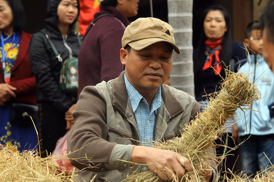 Tất cả 4 đội tham gia thi sẽ cử ra một nam tham gia kéo lửa.