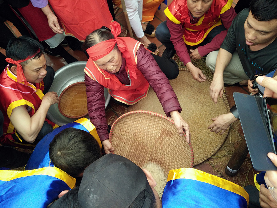 Sau khi giã xong, hạt gạo được rửa sạch bằng nước. Sau khi giã xong, hạt gạo được rửa sạch bằng nước.