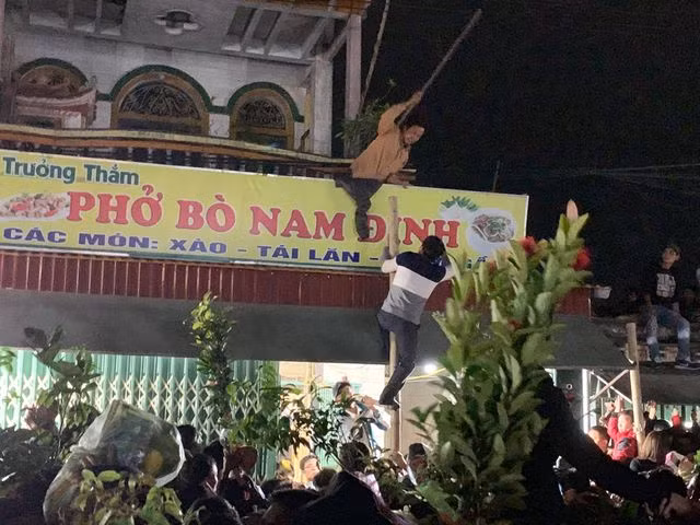 Tất cả tạo nên một mớ hỗn độn ở chợ Viềng