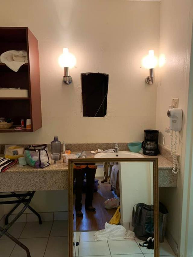 Thuê phòng khách sạn nghỉ ngơi, cô gái hoảng hốt khi thấy thứ sau tấm gương trong nhà tắm ảnh 1 Thuê phòng khách sạn nghỉ ngơi, cô gái hoảng hốt khi thấy thứ sau tấm gương trong nhà tắm-1