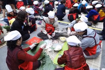 Các cư dân nô nức chuẩn bị cho các hoạt động Tết