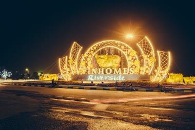 Khi đêm xuống, những cánh én, những chùm mai vàng càng rực rỡ và tỏa sáng hơn