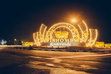 Khi đêm xuống, những cánh én, những chùm mai vàng càng rực rỡ và tỏa sáng hơn