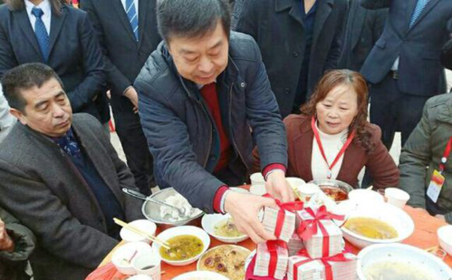 Tỷ phú mang máy bay về làng chở các bô lão du Xuân ảnh 4 Ông cũngchuẩn bị một bữa tiệc lớn, mời 800 người cao tuổi tới ăn và xem biểu diễn. Tại buổi tiệc, vị doanh nhânphát phong bì đỏ từ 2.000 đến 60.000 tệ (7 triệu đến 200 triệu đồng) cho người già trên 50 tuổi. Song song đó ông cũng tặng nhiều đồ điện tử khác như điều hoà, tủ lạnh, tivi..., tổng số tiền khoảng 12 triệu tệ (40 tỷ đồng).