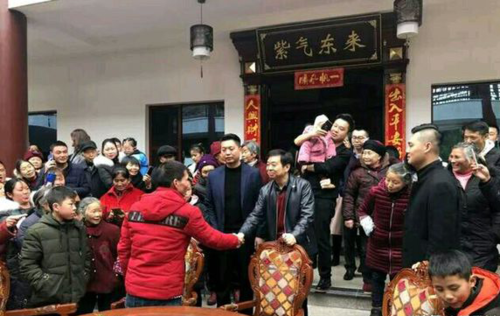 Tỷ phú mang máy bay về làng chở các bô lão du Xuân ảnh 6 Liu Ying, một người dân làng đã nhận được một phong bì màu trị giá 60.000 tệ, cho biết: Ông ấy giàu có và không quên cội nguồn của mình. Người như vậy bây giờ quá hiếm.