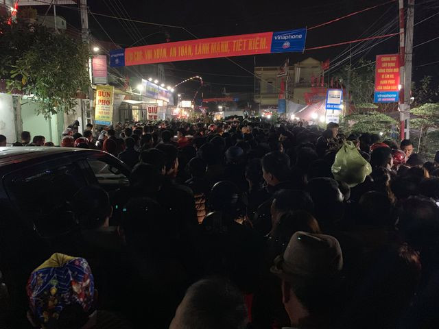 Tất cả tạo nên một mớ hỗn độn ở chợ Viềng Tất cả tạo nên một mớ hỗn độn ở chợ Viềng