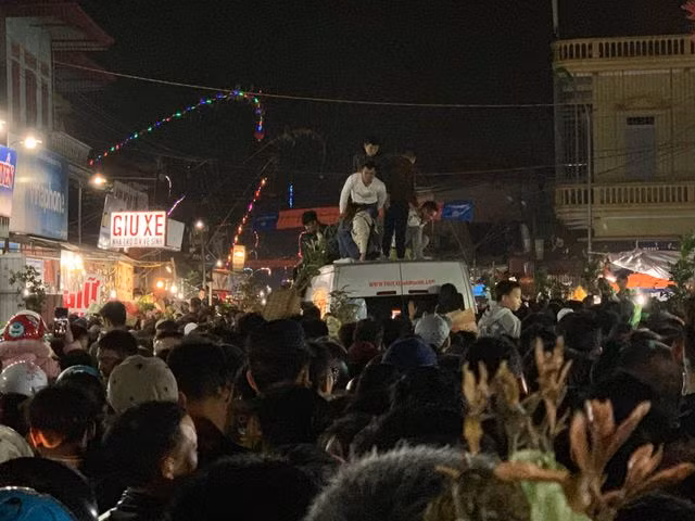 Tất cả tạo nên một mớ hỗn độn ở chợ Viềng