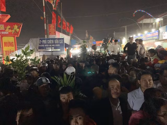 Tất cả tạo nên một mớ hỗn độn ở chợ Viềng