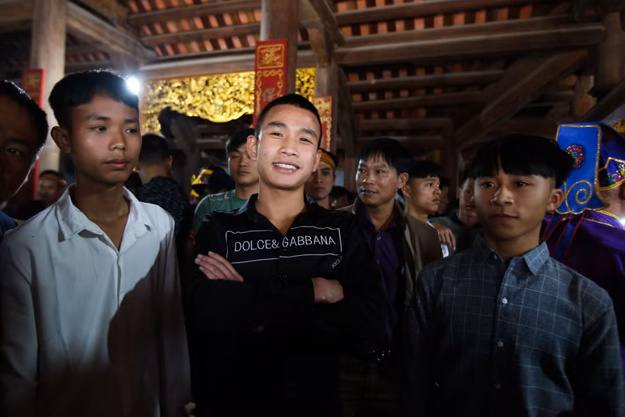 Ba thanh niên được chọn làm "Bụt" xuất thân trong gia đình có đủ con trai, con gái, sống hòa thuận, được hàng xóm mến phục. Năm nay, Nguyễn Đức Hoàn (18 tuổi) được chọn làm "Bụt" (giữa). Hai "Bụt" bên cạnh là Ngô Trung Hải (18 tuổi) và Trần Trọng Hương (16 tuổi).