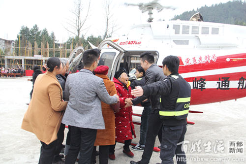 Tỷ phú mang máy bay về làng chở các bô lão du Xuân ảnh 2 Ngày 7/2, vị doanh nhân này thuê trực thăng và mời những người già trong làng ngồi lên. Trước khi cất cánh, những người trên 60 tuổi được nhân viên y tế kiểm tra sức khoẻ. Trực thăng lên cao và có thể nhìn thấy mọi thứ phía dưới, ông Chen, một người được bay khoảng 5 phút, nói.