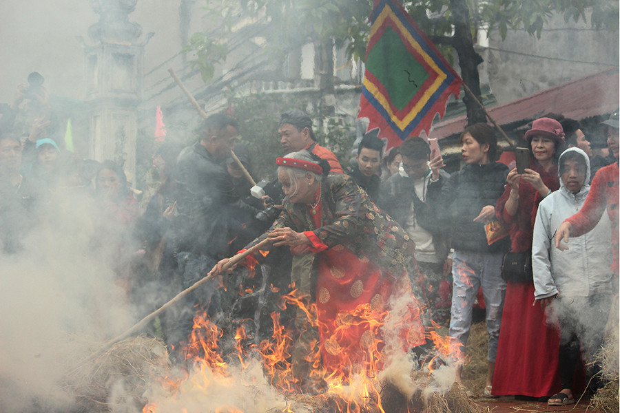 Ngày hội thi thổi cơm của làng Thị Cấm diễn ra tưng bừng, không chỉ những người trẻ mà cả những cụ ông, cụ bà lớn tuổi cũng đều rất hào hứng, phấn khởi đến tham dự.