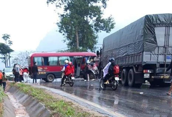 Ô tô khách va chạm xe tải kinh hoàng, hàng chục người thoát chết