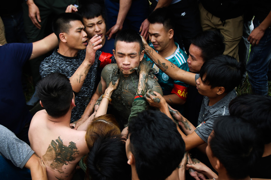 Lượng bùn được thanh lọc từ các thửa ruộng bên cạnh sao cho sạch sẽ nhất để đắp lên người và lên mặt các Bụt.