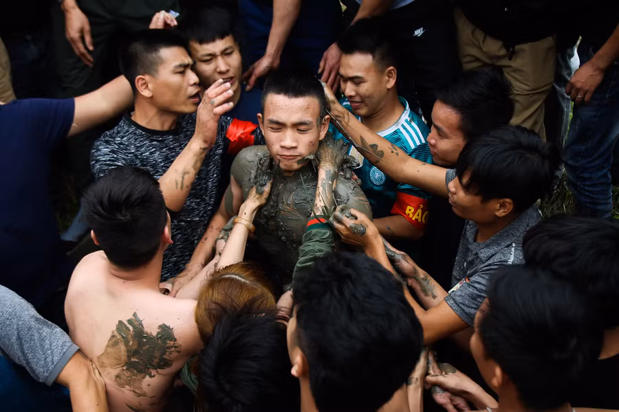 Lượng bùn được thanh lọc từ các thửa ruộng bên cạnh sao cho sạch sẽ nhất để đắp lên người và lên mặt các Bụt.