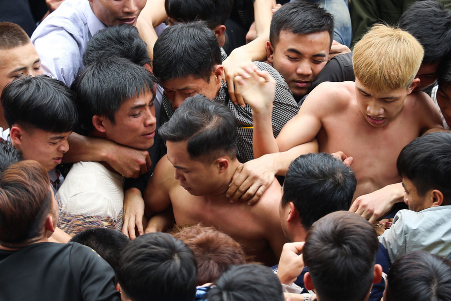 Theo 1 cụ trong làng cho biết, nhiều gia đình mong muốn có con trai nên đã nhờ nhiều họ hang đến để giành chiếu về cho nhà, nhiều người còn thuê người đến để giành chiếu