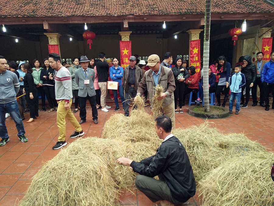 Rơm được chuẩn bị cho các đội chơi. Rơm được chuẩn bị cho các đội chơi.