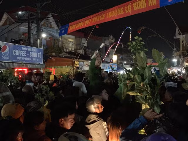 Tất cả tạo nên một mớ hỗn độn ở chợ Viềng