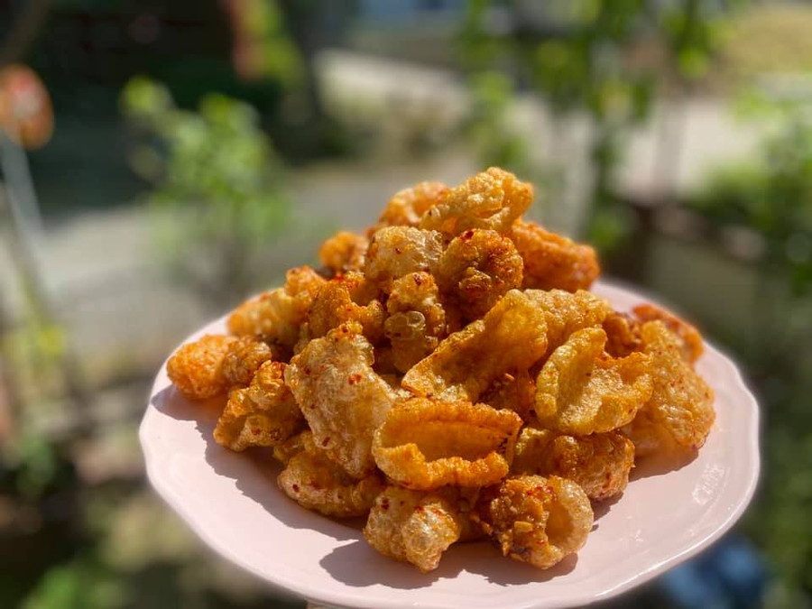 Mẹ đảm bày cách làm da heo chiên phồng sốt Thái chua cay, giòn rụm ảnh 1