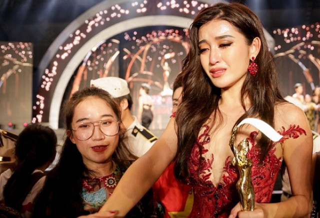 Huyền My khóc trong vòng tay gia đình và người thân.