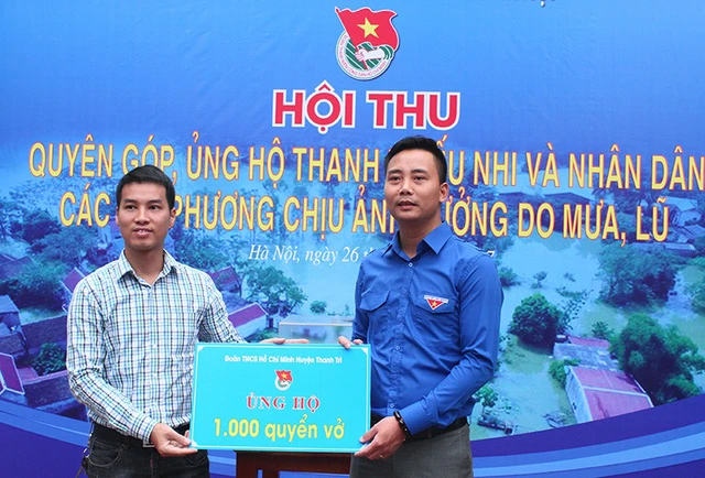 Anh Nguyễn Đức Tiến – Phó Bí thư Thành đoàn Hà Nội (bên phải) cùng các cán bộ, công nhân viên cơ quan Thành đoàn ủng hộ nhân dân vùng chịu lũ lụt.