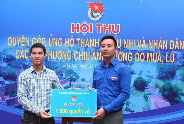 Anh Nguyễn Đức Tiến – Phó Bí thư Thành đoàn Hà Nội (bên phải) cùng các cán bộ, công nhân viên cơ quan Thành đoàn ủng hộ nhân dân vùng chịu lũ lụt.