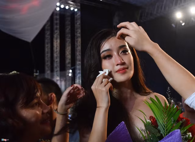 Huyền My khóc khi kết quả chỉ dừng lại ở Top 10.