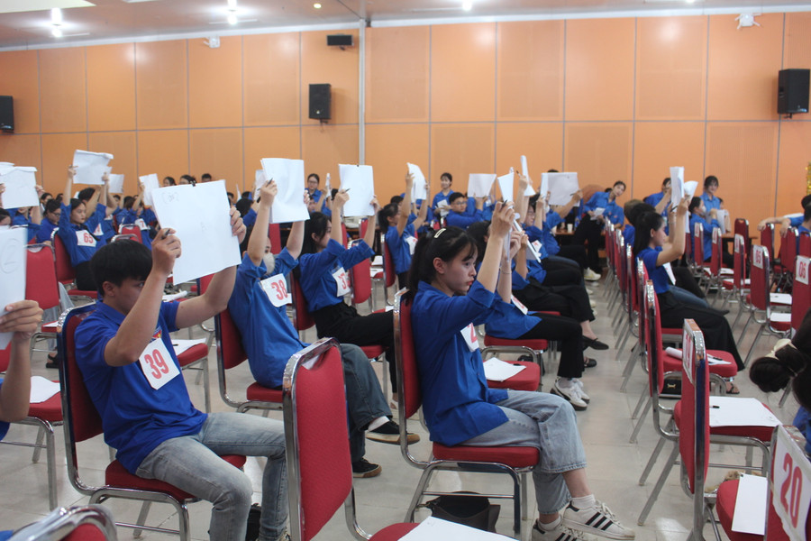 Các thí sinh tham dự Cuộc thi “Rung chuông vàng các môn Khoa học Mác Lê nin và Tư tưởng Hồ Chí Minh". Các thí sinh tham dự Cuộc thi “Rung chuông vàng các môn Khoa học Mác Lê nin và Tư tưởng Hồ Chí Minh".