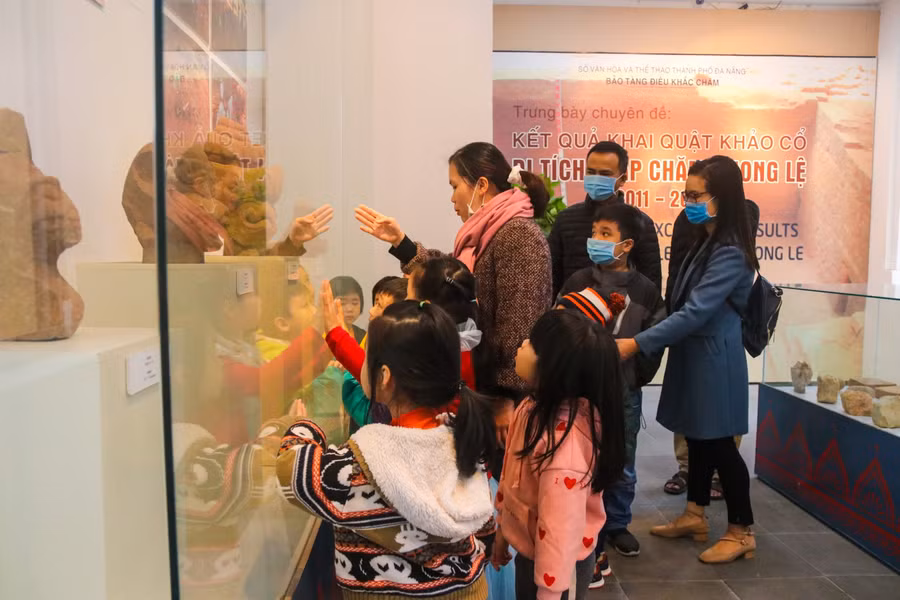 Các em học sinh tham quan Bảo tàng điêu khắc Chăm vào sáng 2/1.