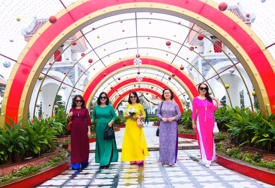 Du khách đi du Xuân ở Công viên Châu Á Đà Nẵng.