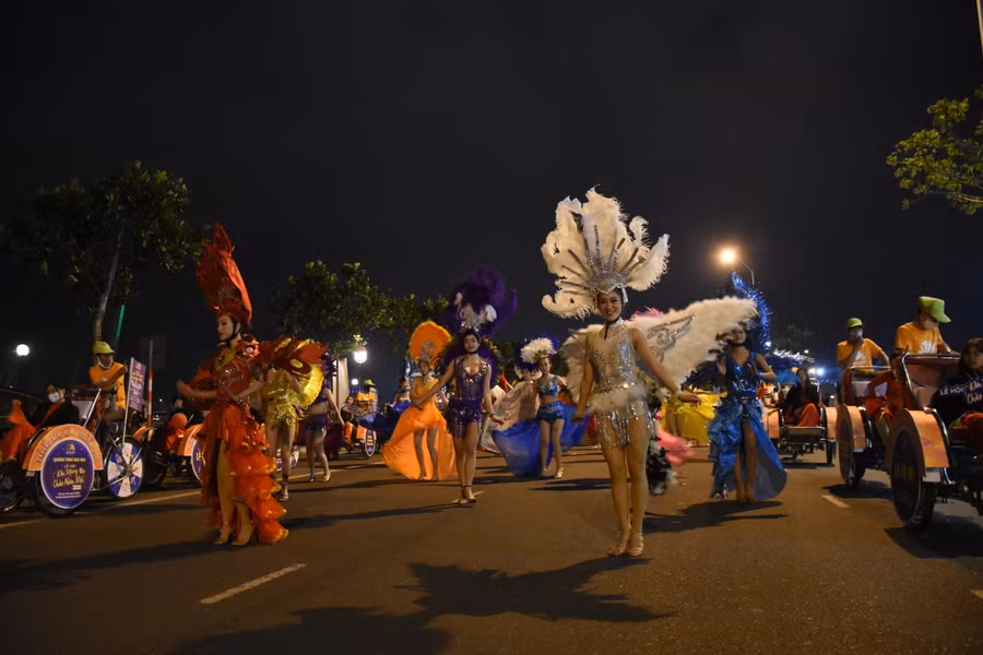 Đoàn Carnaval biểu diễn vũ hội đường phố.