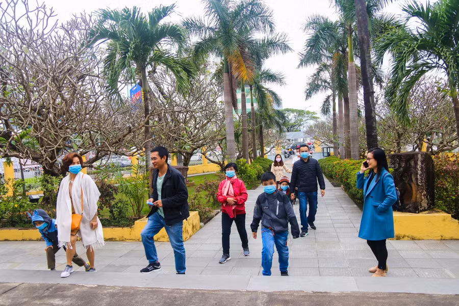 Du khách tham quan ở Bảo tàng Điêu khắc Chăm.