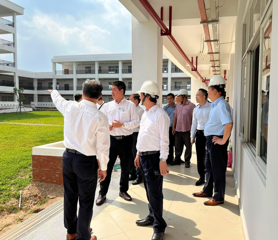 Bộ trưởng Nguyễn Kim Sơn cùng đoàn công tác kiểm tra nhiều hạng mục tại cơ sở đang xây mới của Trường ĐH Sư phạm Thể dục Thể thao TPHCM.