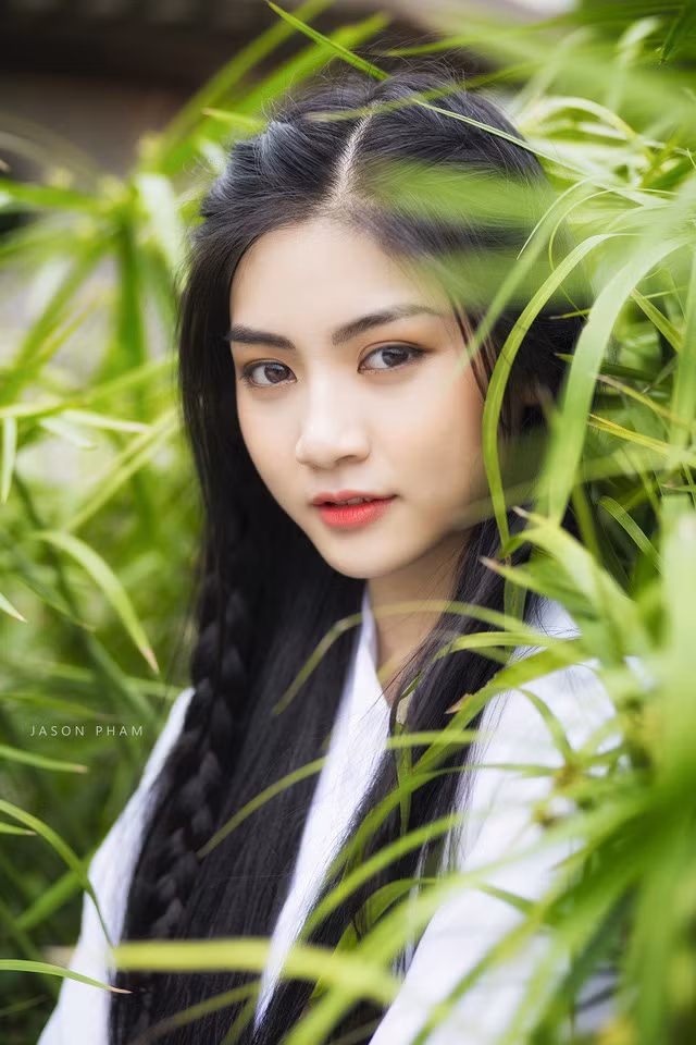 Nhờ sở hữu gương mặt với những đường nét vô cùng thanh tú, làn da trắng ngần đậm nét Á Đông, cùng mái tóc đen dài thả buông thướt tha nên Nam Phương rất dễ hóa thân thành những nhân vật cổ trang xinh đẹp.