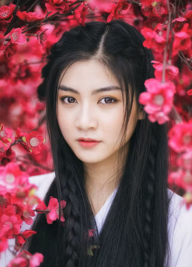 Lý giải về biểu cảm xuyên suốt bộ ảnh, Nam Phương bộc bạch: “Tiểu Long Nữ từ nhỏ đã sống trong Cổ Mộ, lại được dạy dỗ nghiêm khắc bởi sư phụ nên rất ngây thơ nhưng lạnh lùng, ít nói, suy nghĩ lại chất phác, đơn thuần, thường thể hiện ra ngoài vẻ thờ ơ, có chút vô tình như gió thoảng nên thường không cười. Để diễn tả đúng thần thái đó mình không thể cười được”.