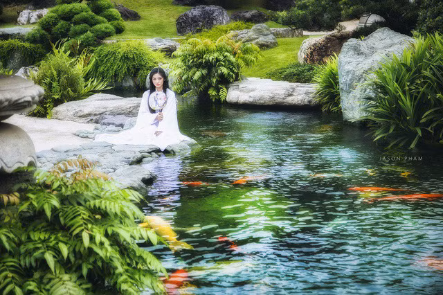 Chia sẻ về bộ ảnh Nam Phương viết: “Nàng quyến luyến, rơi lệ hoa lê/ Lặng yên họa bức hồng nhan đợi ai quay về/ Trống vắng, người ấy cứ dần dần mà hao gầy/ Mưa phùn khẽ giăng giăng buổi sớm ngày đầu xuân”.