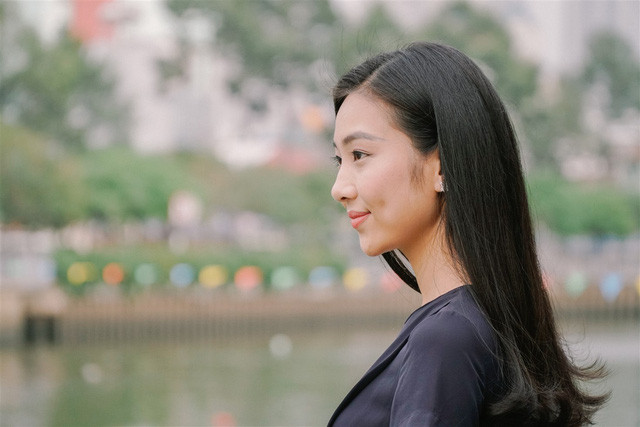 Cô cũng chọn phong cách trang điểm tự nhiên để phù hợp với hình ảnh của một MC, cũng như tính chất bản tin.