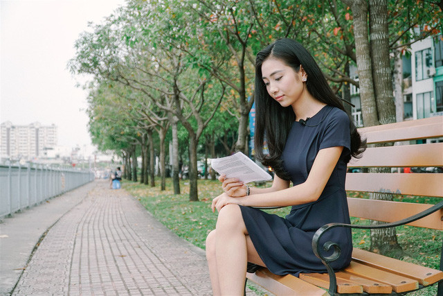 Qua sự giới thiệu của cô, hình ảnh về con đường hiện lên thật hiền hòa thơ mộng. Vẻ đẹp nơi đây khiến người xem liên tưởng đến khung cảnh đầu thu của Hà Nội hay những bức hình về châu Âu thường thấy.