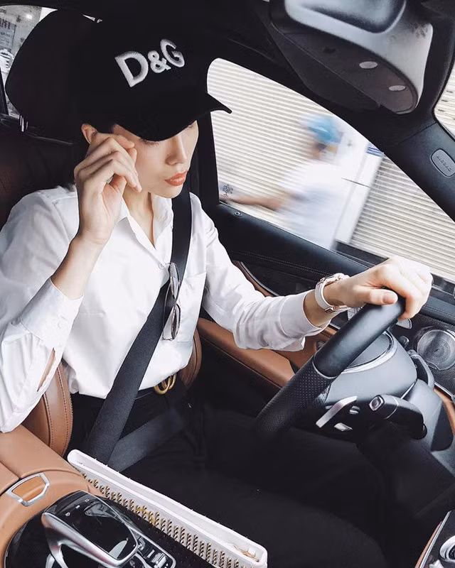 Cô nàng chất lừ khi xuất hiện với cả xế hộp sành điệu cho đến hàng hiệu thời trang.