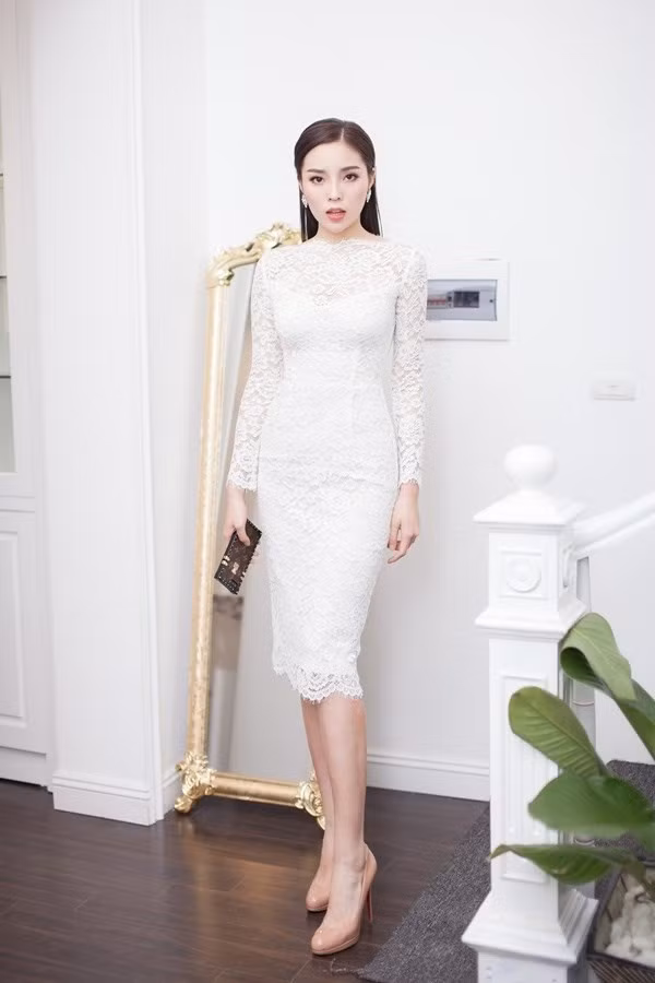 Chỉ riêng chiếc ốp điện thoại mà Kỳ Duyên cầm trên tay cũng có giá hàng chục triệu đồng.