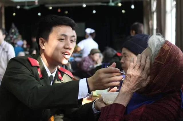 “Sao tháng Tám” sẻ chia tấm lòng với những hoàn cảnh khó khăn