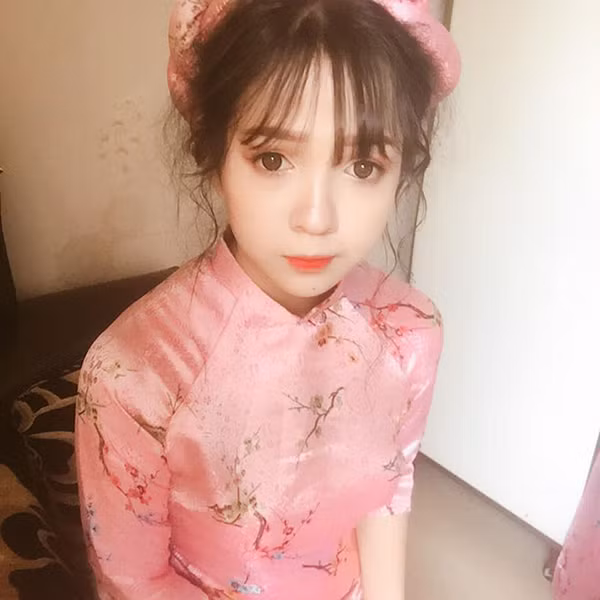 Mỹ Hạnh lớn nhất trong dàn bưng tráp nhưng nhìn lại không thấy chênh lệch là bao