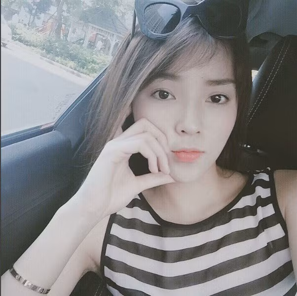 Chiếc vòng tay mà người đẹp đang đeo lên tới 140 triệu đồng.