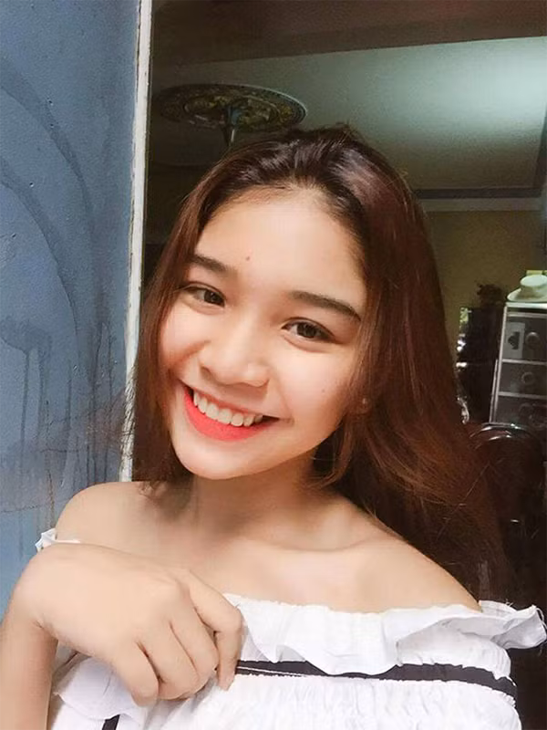 Đây cũng là một cô gái xinh đẹp trong đội bê tráp.