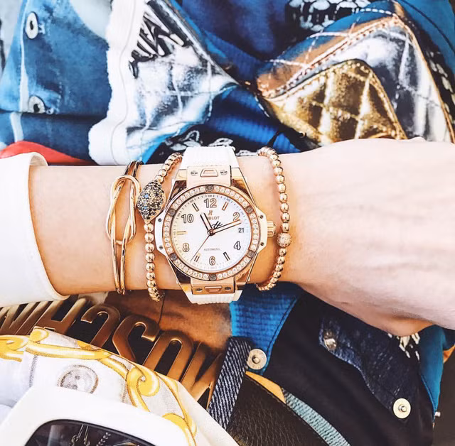 Trước đó, Kỳ Duyên cũng nhiều lần gây choáng váng khi xuất hiện với những món đồ hiệu đắt tiền. Cô từng sắm chiếc đồng hồ với giá trị lên đến hơn 600 triệu đồng.