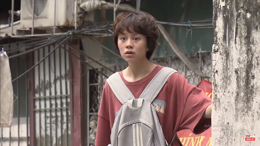 Dương phát hiện ra chị Huệ nằm trên đường đang được người dân cấp cứu.