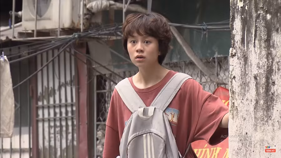 Dương phát hiện ra chị Huệ nằm trên đường đang được người dân cấp cứu.